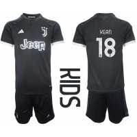 Otroški Nogometni dresi Juventus Moise Kean #18 Tretji 2023-24 Kratek Rokav (+ Kratke hlače)